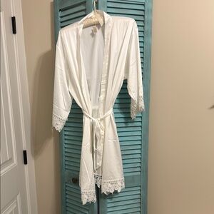 Elegant White Lace Trim Robe